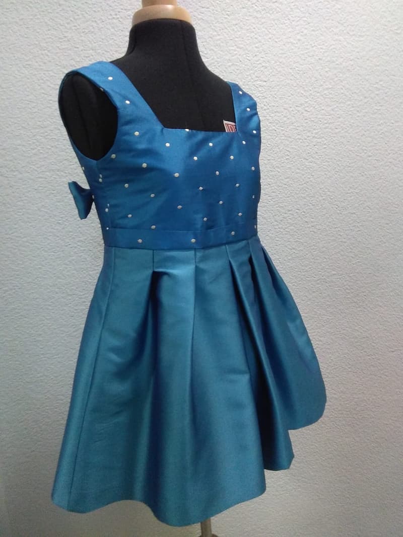 Vestido de ceremonia infantil azul con topos